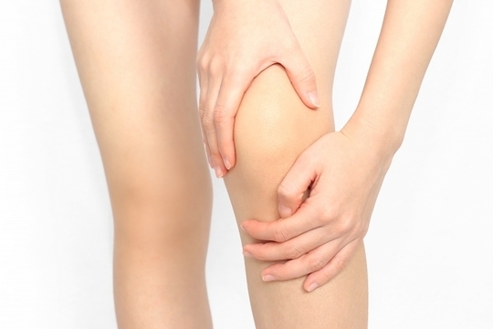 症状 膝 たまる に が 水 膝に水がたまる症状は？水を抜いたら治る？関節水腫の治療と原因とは